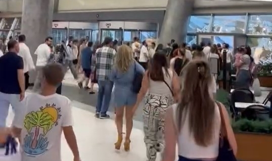 Bursa'daki AVM'lerde deprem paniği