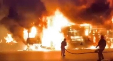 Çamaşır makinesi yüklü tır yanarak kül oldu