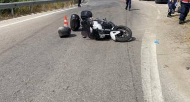 Devrilen motosiklet bariyerlere çarptı: 1 ölü 1 yaralı