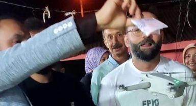 Düğünde drona para takarken elinden oluyordu