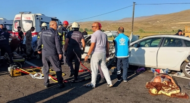 Erzurum’da iki araç kafa kafaya çarpıştı: 4 ölü