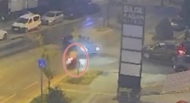 Genç motorcunun kaza anı kameralara yansıdı