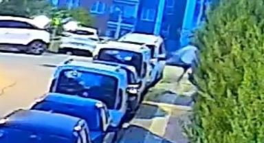 Gençler araçların kaportasını çizip aynalarını kırdılar