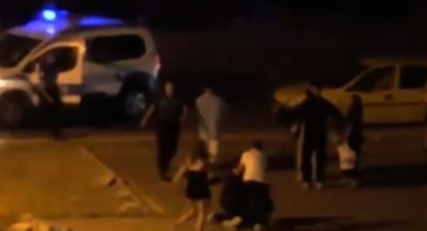 Gençlerin kavgasında sokak ringe döndü