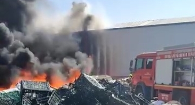 Geri dönüşüm fabrikasında korkutan yangın