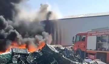 Geri dönüşüm fabrikasında korkutan yangın