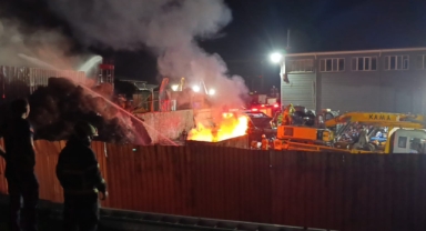 Geri dönüşüm tesisinde yangın!