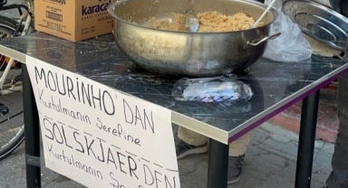 Hem Mourinho hem de Solskjaer için helva dağıttı