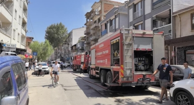 İnegöl'de yıkımına başlanan apartmanda yangın çıktı