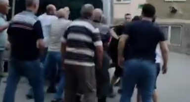 Kalabalığın ortasında tekme tokat dövdüler