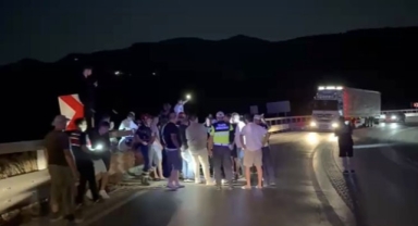 Kamyon şarampole yuvarlandı, sürücü araçtan fırladı