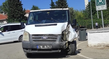 Kamyonet direğe çarptı 3 yaralı