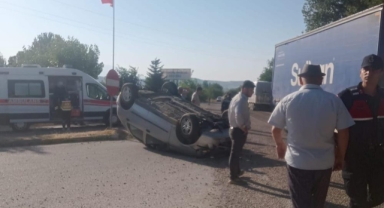 Kamyonla çarpışan otomobil takla attı: 5 yaralı