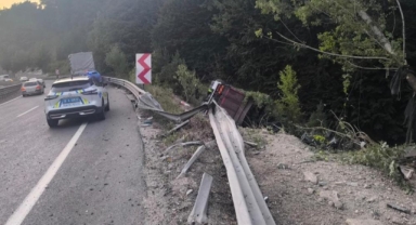 Kontrolden çıkan kamyon şarampole yuvarlandı