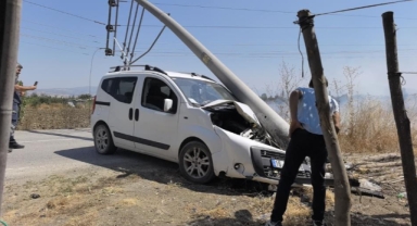 Kontrolden çıkan kamyonet elektrik direğini devirdi