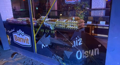 Kontrolden çıkan otomobil işyerine daldı