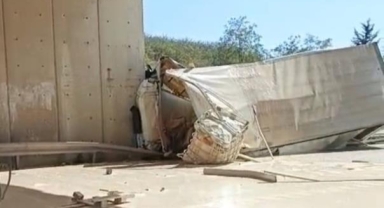 Lastiği patlayan kamyon köprü ayağına çarptı: 1 ölü