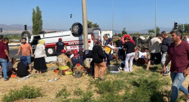 Manisa'da ambulans otomobille çarpıştı: 1 ölü 6 yaralı