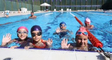 Minik yüzücülerin sertifika heyecanı