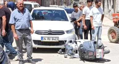 Motosiklet ile otomobil kafa kafaya çarpıştı