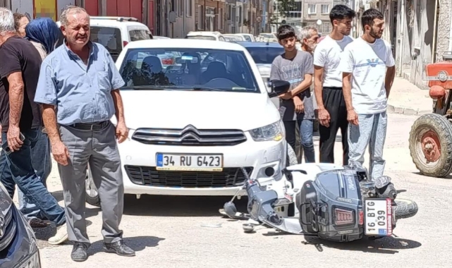 Motosiklet ile otomobil kafa kafaya çarpıştı