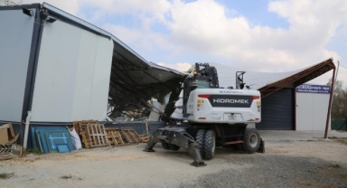 Nilüfer'de kaçak 2 iş yeri yıkıldı