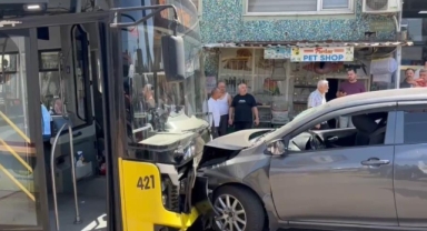 Otomobil, belediye otobüsüyle çarpıştı: 6 yaralı