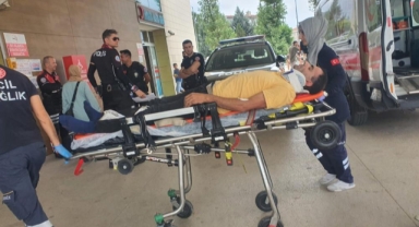 Otomobil ile kamyonet kafa kafaya çarpıştı: 6 yaralı