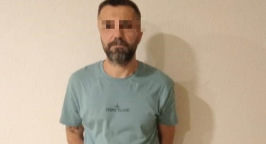Polisler turist kılığına girdi aranan şahsı yakaladı