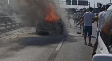 Seyir halindeki araç alev alev yandı