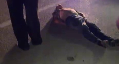 Seyir halindeki kamyonetin kasasından düştü