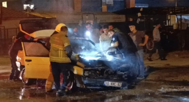 Seyir halindeki otomobil alev alev yandı