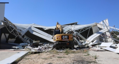 Tahtalı’da kaçak yapı yıkıldı