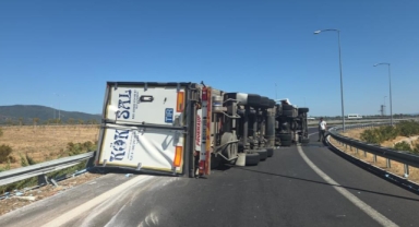 Tır devrildi; otoyol kavşağı kapandı