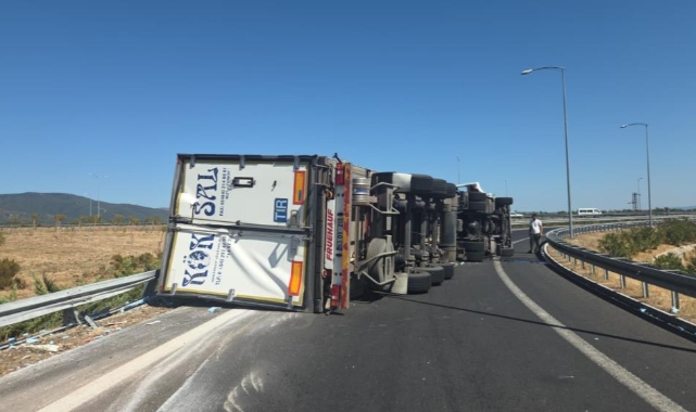Tır devrildi; otoyol kavşağı kapandı