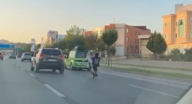 Trafikte motosikletiyle akrobasi yaptı