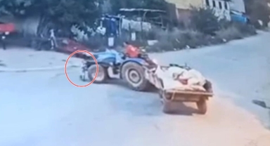 Traktörün altında kalan çocuğun görüntüleri ortaya çıktı