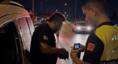 Uygulamadan kaçan sürücü camdan uyuşturucu attı