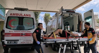 Üzerine kum dolu inşaat kovası düşen işçi yaralandı