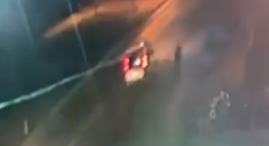 Yolun karşısına geçmek isterken otomobilin altında kaldı