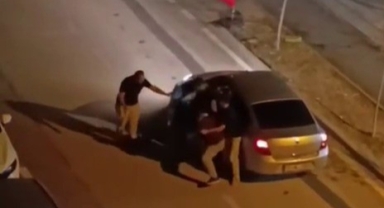 Yolunu kestikleri sürücüyü araçta darp ettiler