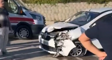 2 otomobil kafa kafaya çarpıştı: 4 yaralı