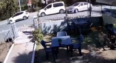 3 aracın karıştığı zincirleme kaza kamerada