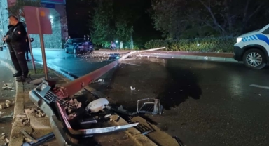 Alkollü sürücü elektrik direğine çarpıp kaçtı