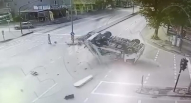 Bursa'da çöp kamyonu takla attı