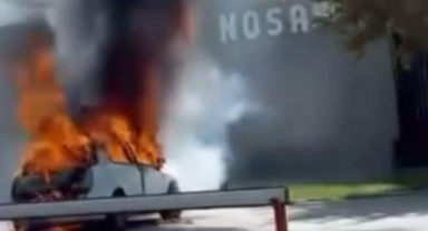 Bursa'da park halindeki otomobil alev alev yandı