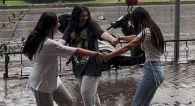 Bursa’da yağmur'da böyle dans ettiler