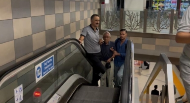 Çocukların çarptığı yaşlı adam metro raylarına düştü