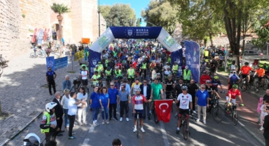 Atatürk Caddesi çocukların sesleriyle doldu