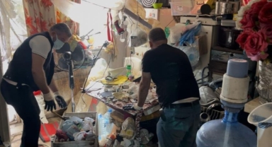 Çöp evde adım atacak yer bulunamadı